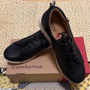 🐝 NWT 🐝 Comfortiva CAYSON Black Leather Women's WIDE Sneakers